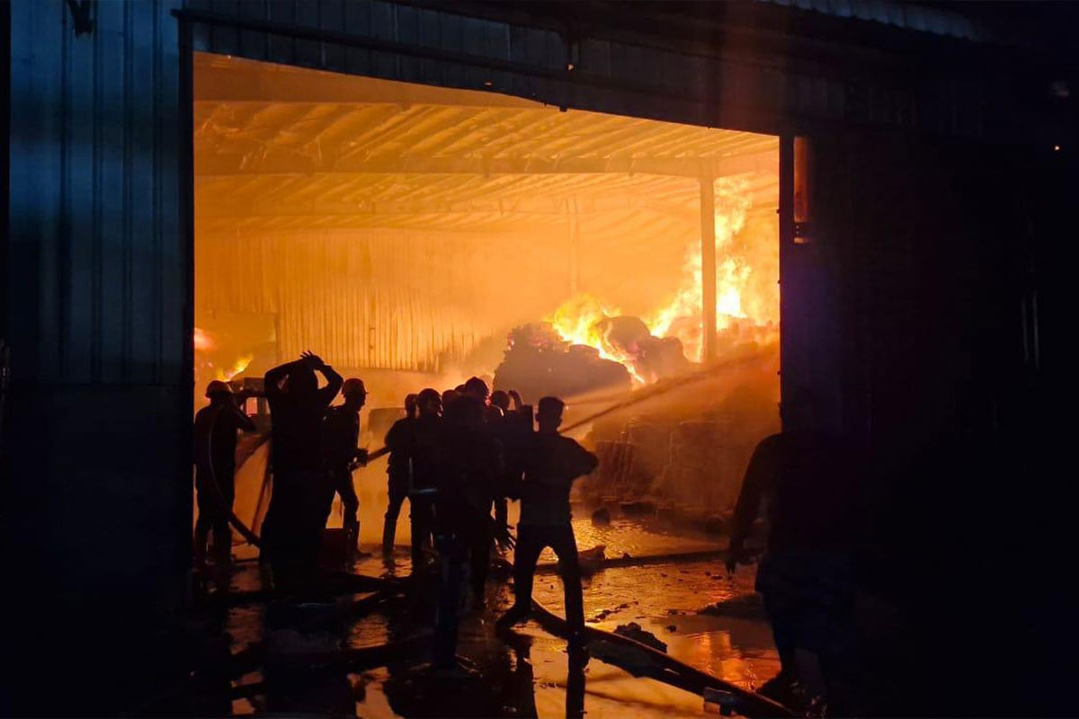 নরসিংদীতে তুলার গোডাউনে ভয়াবহ আগুন