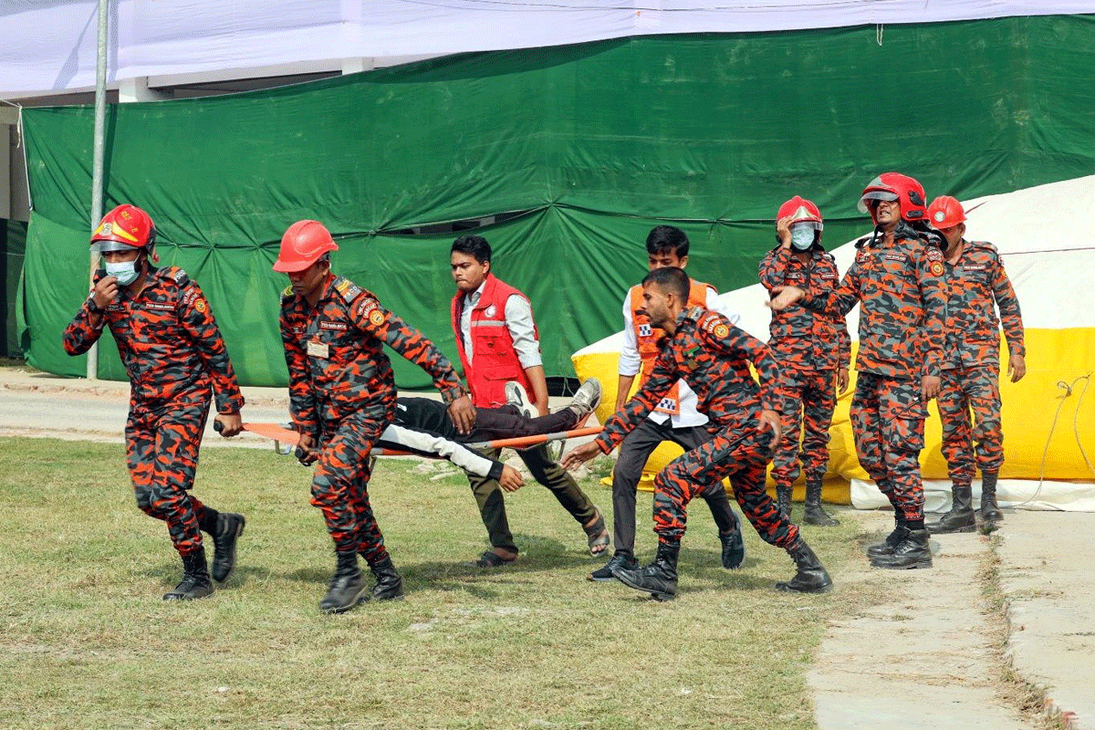 বরিশালে সেনাবাহিনীর তত্ত্বাবধানে জেলা দুর্যোগ ব্যবস্থাপনার মহড়া