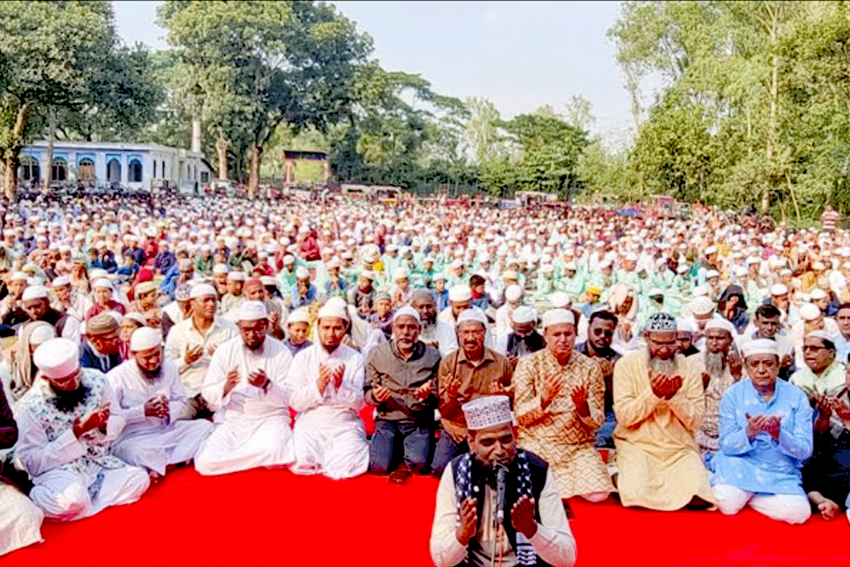 খালেদা জিয়ার সুস্থতা কামনায় বগুড়ায় মাদরাসা ছাত্রদের নিয়ে দোয়া