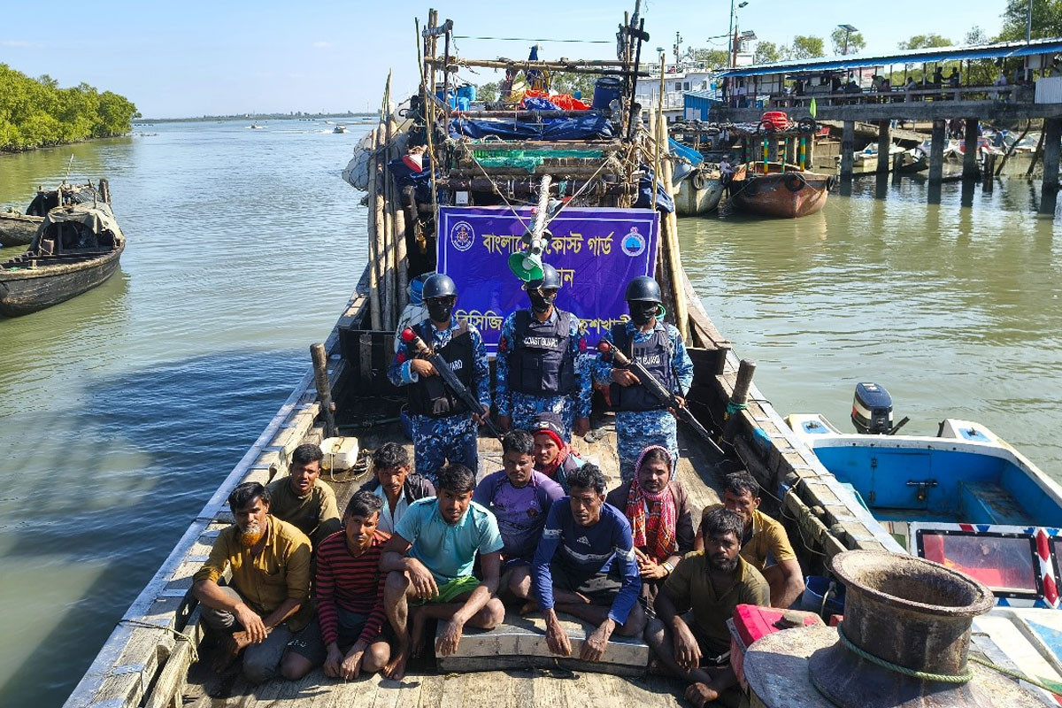 গভীর সমুদ্রে ডাকাতের কবলে পড়া ১১ জন জেলে উদ্ধার