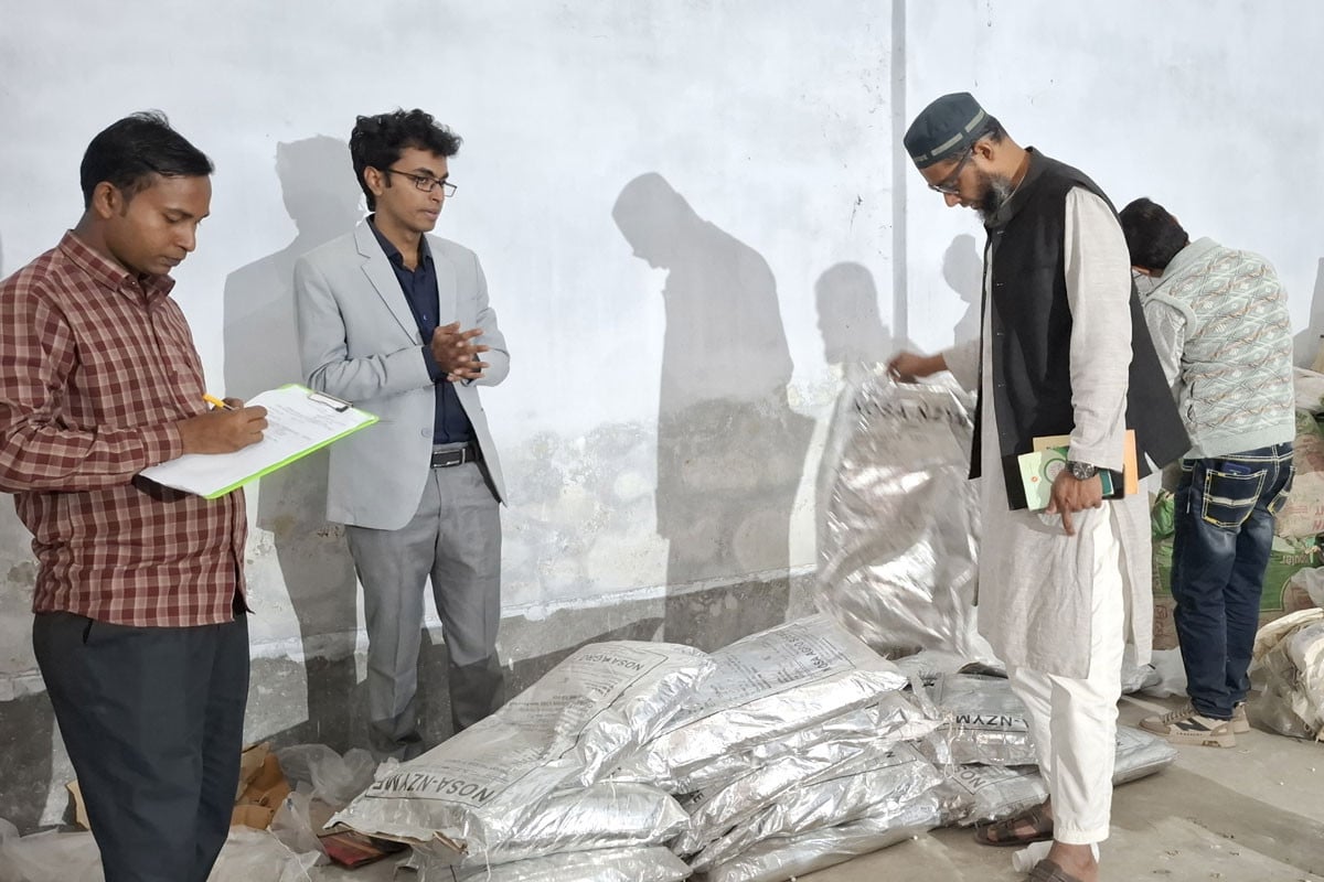 নওগাঁয় নকল মাছের ঔষধ কারখানা সিলগালা, মালামাল জব্দ