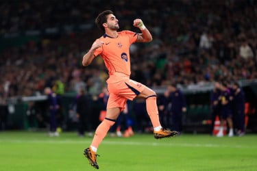 তোরেসের হ্যাটট্রিকে বেতিসকে উড়িয়ে শীর্ষে বার্সেলোনা