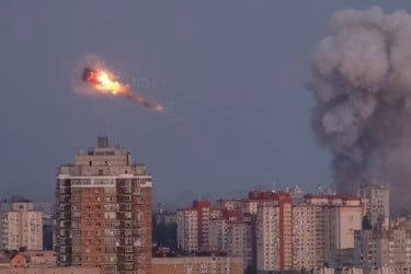 ইউক্রেনে আবারও বড় আকারে বিমান হামলা শুরু রাশিয়ার