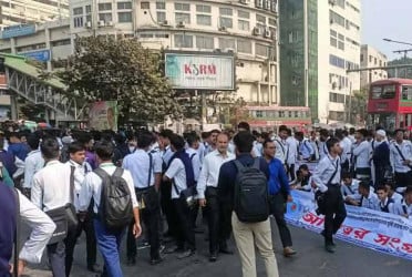 ৫ কলেজের শিক্ষার্থীদের শাহবাগ অবরোধ