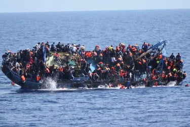 গ্রিস উপকূলে নৌকাডুবি: ১৮ অভিবাসীর মরদেহ উদ্ধার