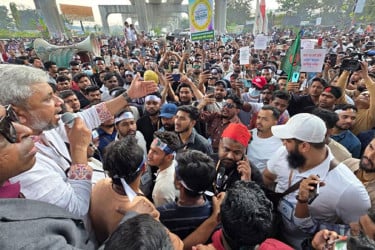 আন্দোলন চালিয়ে যাওয়ার ঘোষণা মোবাইল ব্যবসায়ীদের