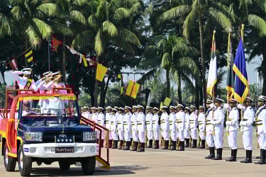 বাংলাদেশ নেভাল একাডেমিতে তরুণ নৌ কর্মকর্তাদের কুচকাওয়াজ অনুষ্ঠিত