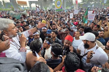 দাবি না মানা পর্যন্ত আন্দোলন চালিয়ে যাওয়ার ঘোষণা মোবাইল ব্যবসায়ীদের