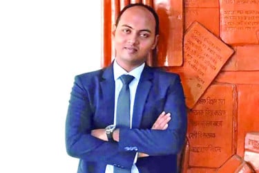 পড়াশোনার মাঝেই হলেন বিসিএস ক্যাডার