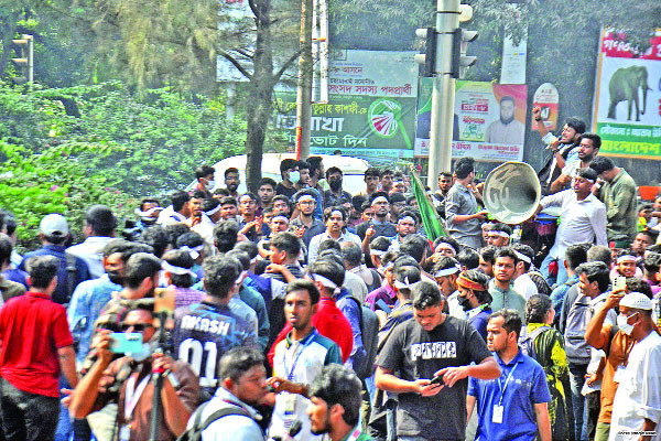 সড়ক অবরোধ করে বিক্ষোভ