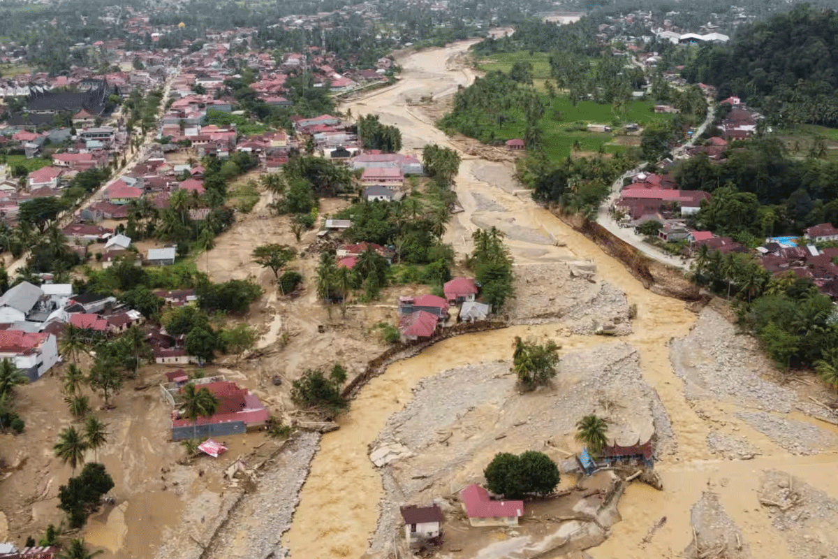 বন্যায় বিপর্যস্ত ইন্দোনেশিয়া-শ্রীলঙ্কা