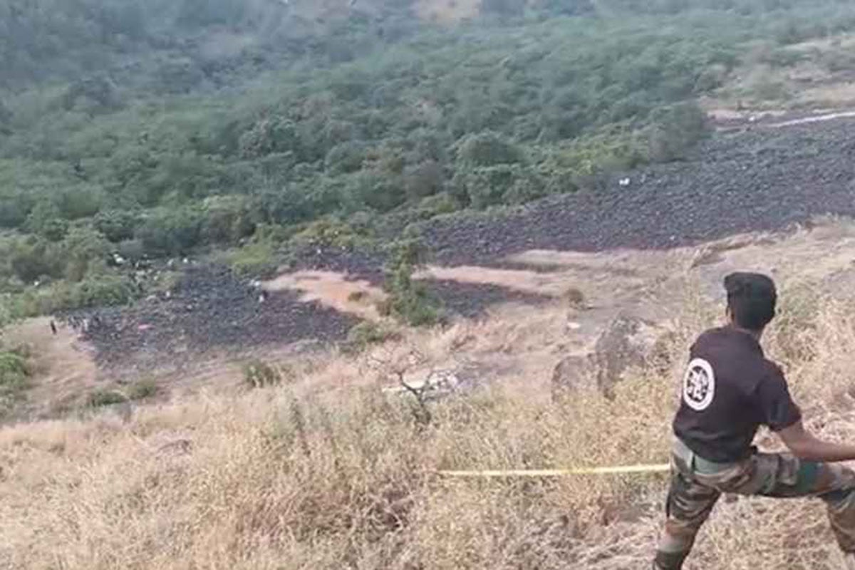 ভারতের মহারাষ্ট্রে ৬০০ ফুট খাদে গাড়ি পড়ে সকল যাত্রীর মৃত্যু