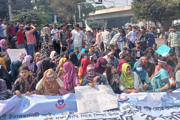 সচিবালয় অভিমুখী সড়কে সাত কলেজ শিক্ষার্থীদের অবস্থান, যান চলাচল বন্ধ