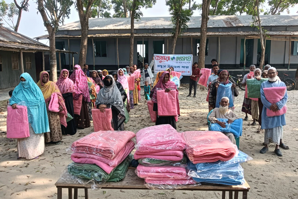 বসুন্ধরা শুভসংঘের উদ্যোগে উষ্ণতার ছোঁয়া পেল ৫০ দুস্থ পরিবার