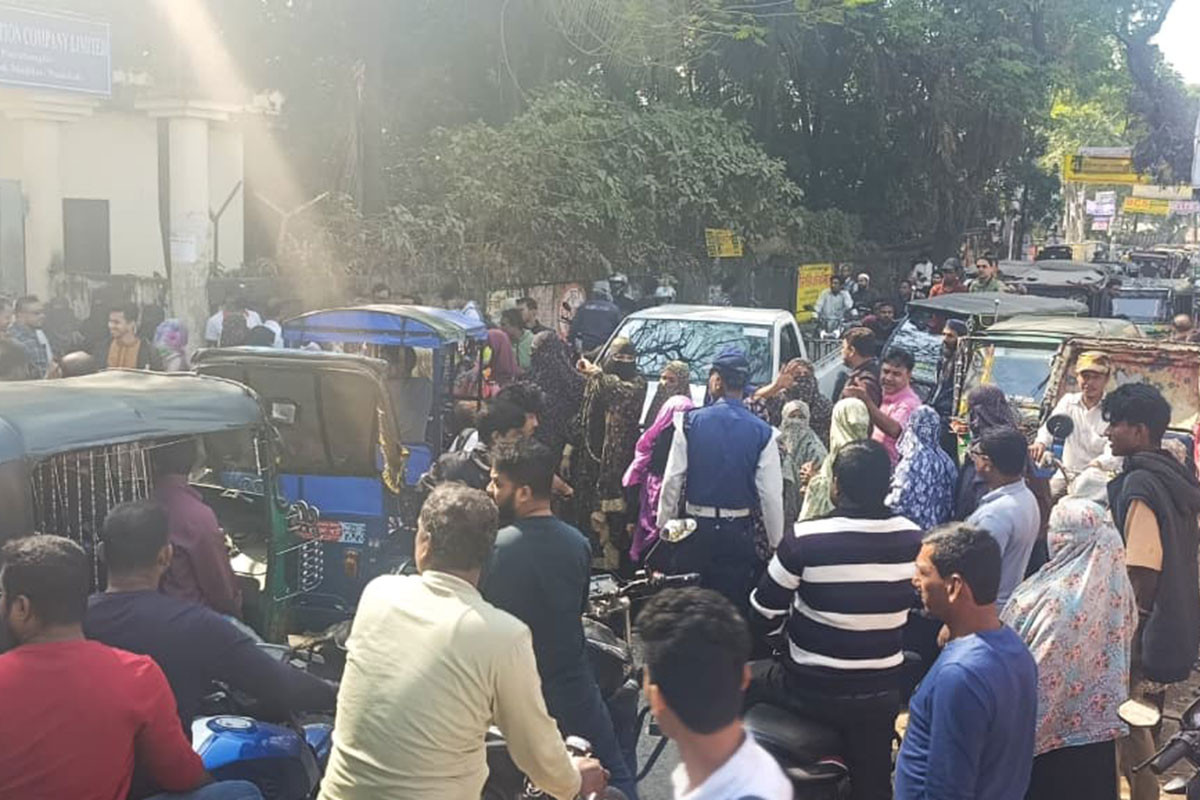 নোয়াখালীতে বাখরাবাদ গ্যাস অফিসে হামলা, সড়ক অবরোধ