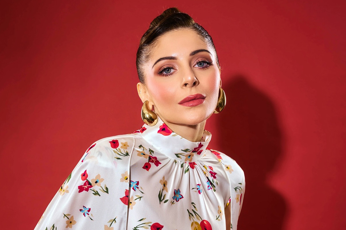 মঞ্চে গায়িকাকে জড়িয়ে ধরলেন দর্শক, নিরাপত্তা নিয়ে প্রশ্ন