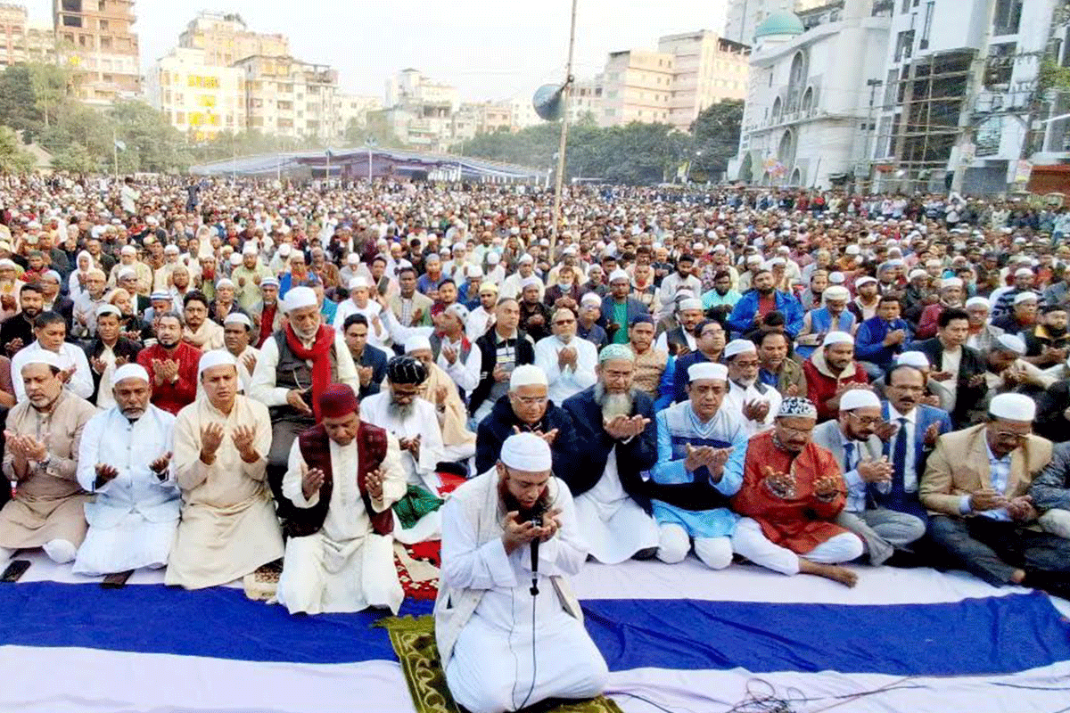 বগুড়ায় খালেদা জিয়ার সুস্থতা কামনায় দোয়া, হাজার হাজার কণ্ঠে ‘আমিন’ ধ্বনি