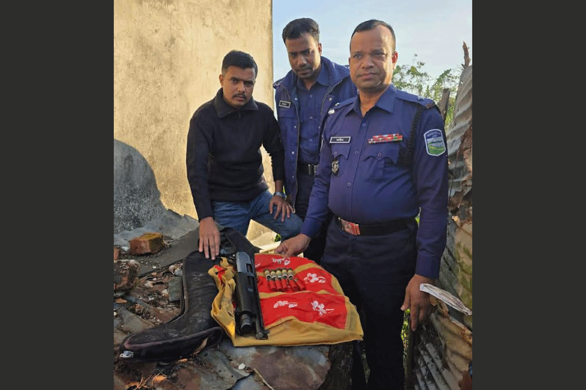 চোর নিয়ে গেল অস্ত্র-কাপড়চোপড়, পরে বাড়ির পেছনে মিলল লাখ টাকার শটগান