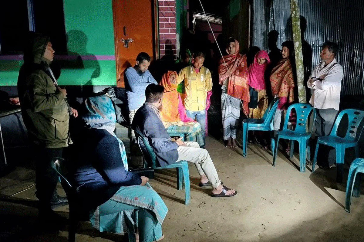 সড়ক দুর্ঘটনায় দুই ভাইসহ নিহত তিনজনের স্বজনদের পাশে ডিসি