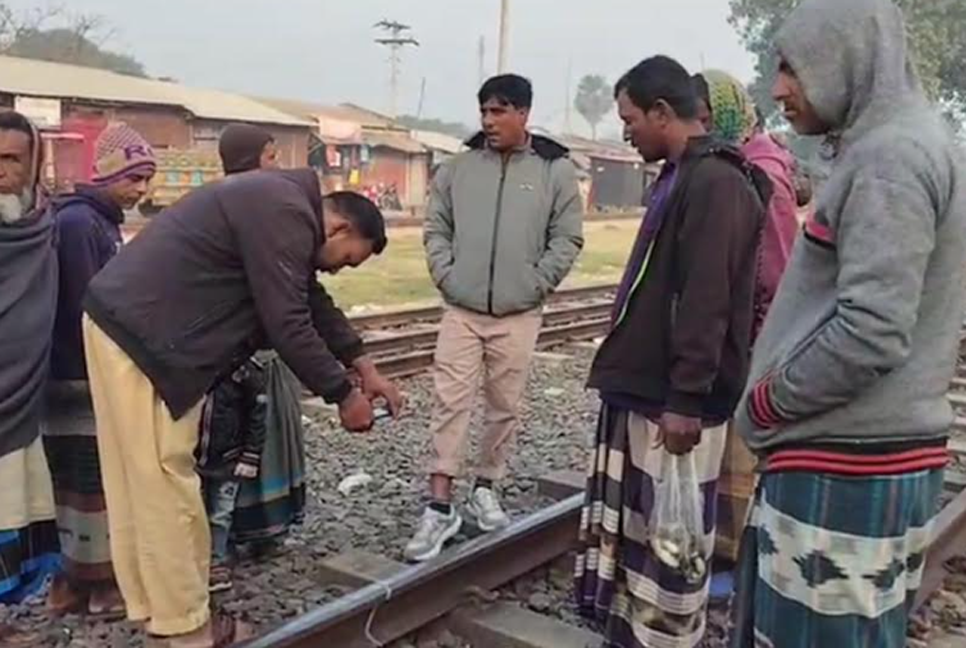 নলডাঙ্গায় অতিরিক্ত শীতে রেললাইনে ফাটল