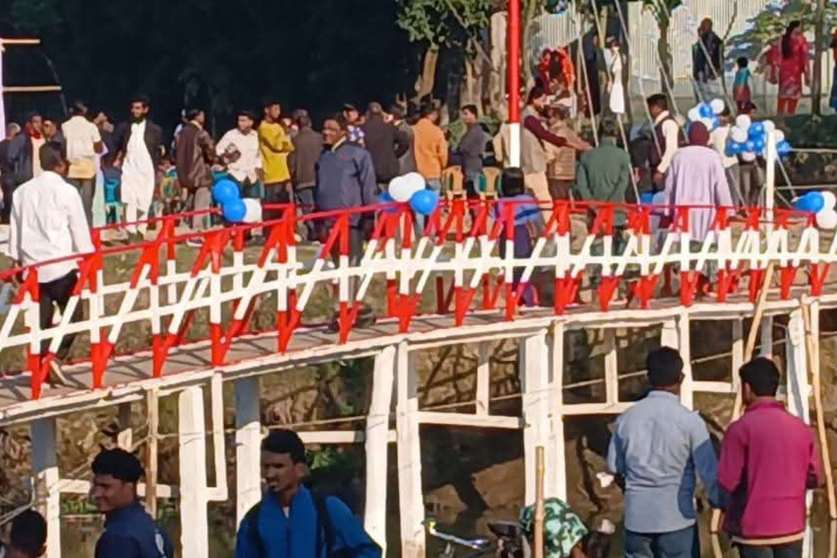 রত্নাই নদীতে যুবদলের ভাসমান কাঠের ব্রীজ, কমলো স্থানীয়দের ভোগান্তি