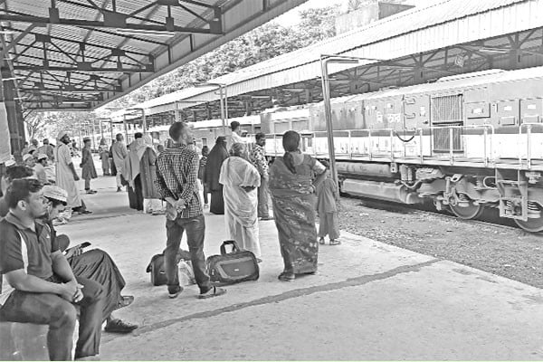 কোচ সংকটে চার আন্তনগর ট্রেন