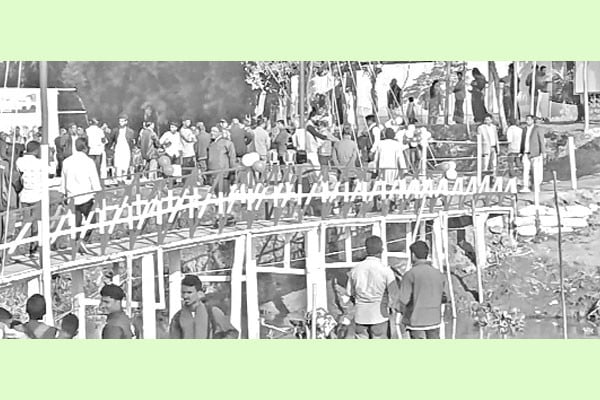 রত্নাই নদীতে স্বেচ্ছাশ্রমে কাঠের সেতু নির্মাণ