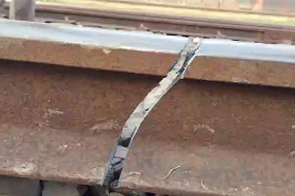 তীব্র শীতে ফাটল রেললাইনে