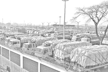 দেড় মাস আটকা পণ্য বোঝাই ১৫০টি ট্রাক