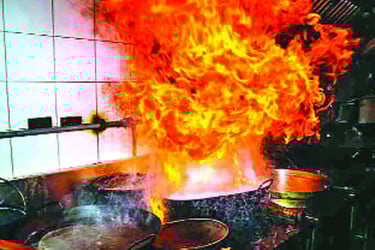 রান্নাঘরে ঝলসে যাচ্ছে প্রাণ