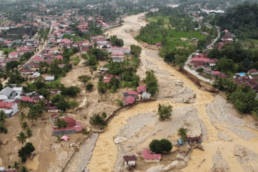বন্যায় বিপর্যস্ত ইন্দোনেশিয়া-শ্রীলঙ্কা