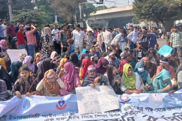 সচিবালয় অভিমুখী সড়কে সাত কলেজ শিক্ষার্থীদের অবস্থান, যান চলাচল বন্ধ