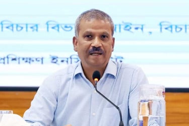 গুজব থেকে প্রবাসীদের সতর্ক থাকার আহ্বান আইন উপদেষ্টার