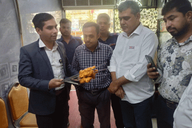 রেস্টুরেন্টে বাসি গ্রিল রাখায় গুনতে হলো লাখ টাকা জরিমানা