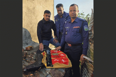 চোর নিয়ে গেল অস্ত্র-কাপড়চোপড়, পরে বাড়ির পেছনে মিলল লাখ টাকার শটগান