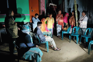 সড়ক দুর্ঘটনায় দুই ভাইসহ নিহত তিনজনের স্বজনদের পাশে ডিসি