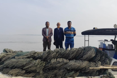 বরিশালে নিষিদ্ধ চায়না দুয়ারী জাল পুড়িয়ে ধ্বংস