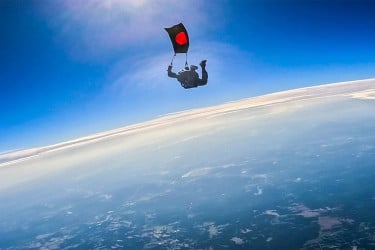 বিজয় দিবসে সর্বাধিক পতাকা হাতে প্যারাস্যুটিং, বিশ্বরেকর্ড গড়ার প্রত্যয় বাংলাদেশের