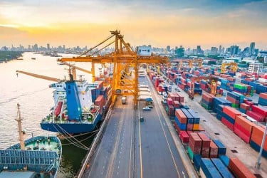 ৩০ বছরের বন্দর চুক্তি : লাভ না ঝুঁকি?