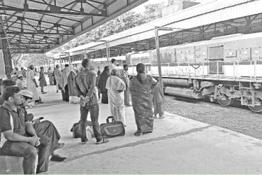 কোচ সংকটে চার আন্তনগর ট্রেন