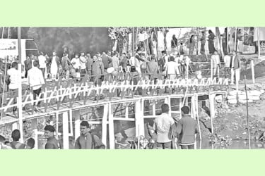 রত্নাই নদীতে স্বেচ্ছাশ্রমে কাঠের সেতু নির্মাণ