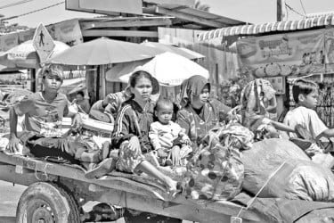 ঘরবাড়ি ছেড়ে পালাচ্ছে বাসিন্দারা