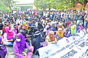 সড়ক আটকে সাত কলেজ শিক্ষার্থীদের বিক্ষোভ ভোগান্তি