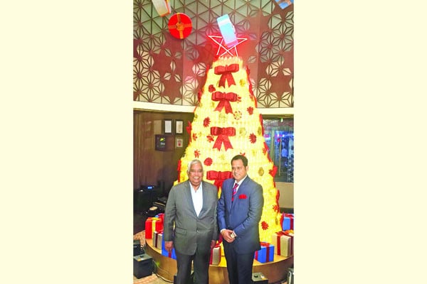 ৪ হাজার প্লাস্টিক বোতল দিয়ে তৈরি ক্রিসমাস ট্রি