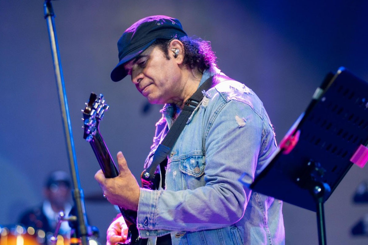 গান গাইতে গাইতেই স্টেজে পড়ে গেলেন গায়ক