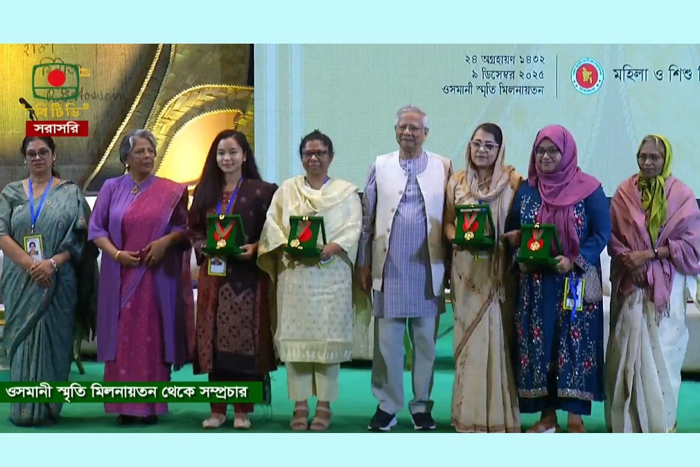 ৪ নারীর হাতে বেগম রোকেয়া পদক তুলে দিলেন প্রধান উপদেষ্টা