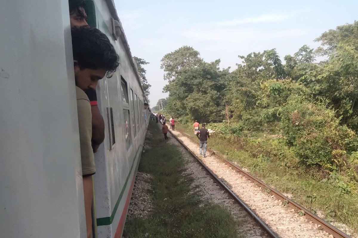 চট্টলা এক্সপ্রেসের ইঞ্জিন বিকল, যাত্রায় বিলম্ব ২ ঘণ্টা