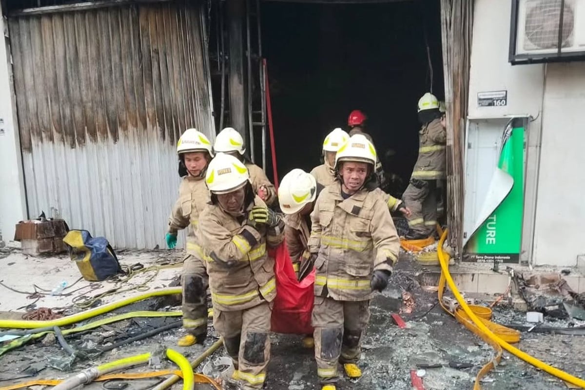 ইন্দোনেশিয়ায় বহুতল ভবনে আগুন, নিহত অন্তত ২০