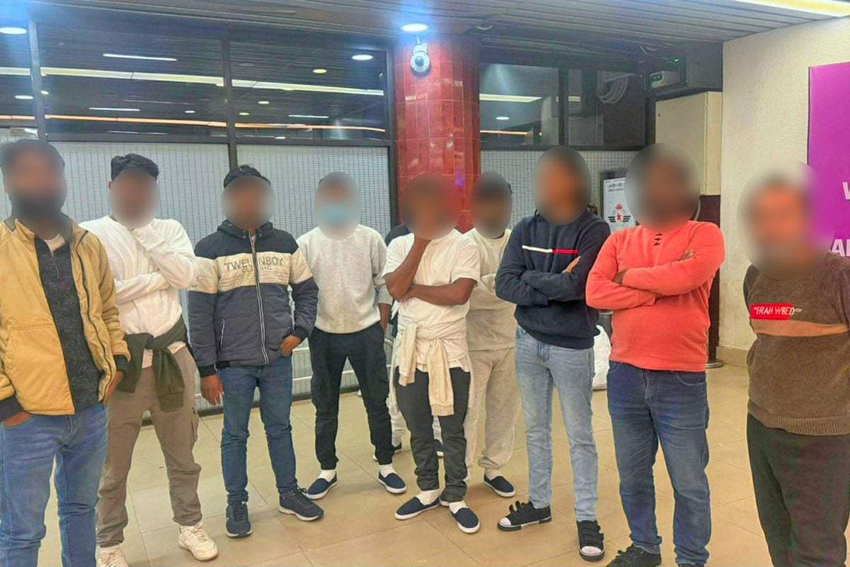 হ্যান্ডকাফ-শেকল পরিয়ে আরও ৩১ বাংলাদেশিকে ফেরত পাঠালো যুক্তরাষ্ট্র