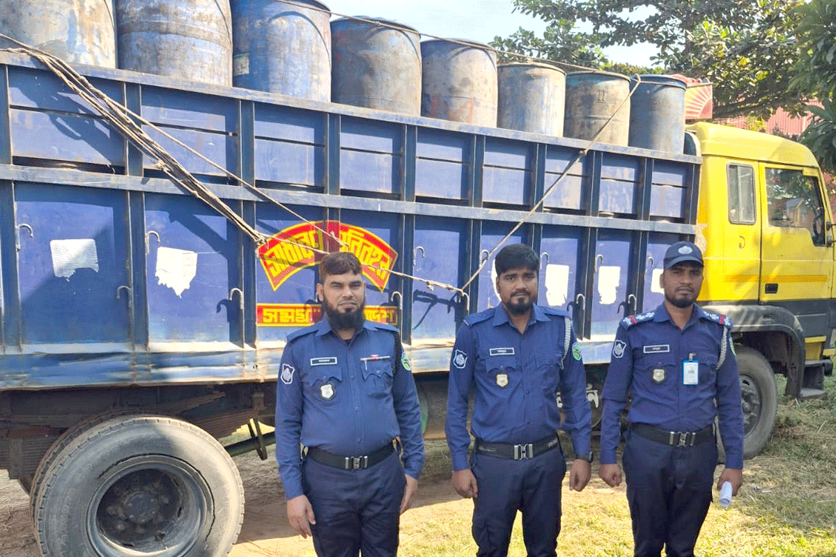 ট্রাকসহ ২৪ লাখ টাকার সয়াবিন তেল ছিনতাই, ৯৯৯-এ কলে উদ্ধার